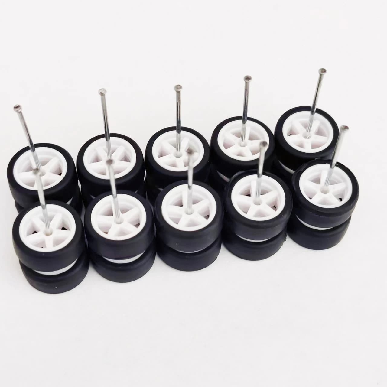 5 ensembles (pour 5 voitures) de roues de voiture miniature en alliage 1/64 avec pneus en caoutchouc