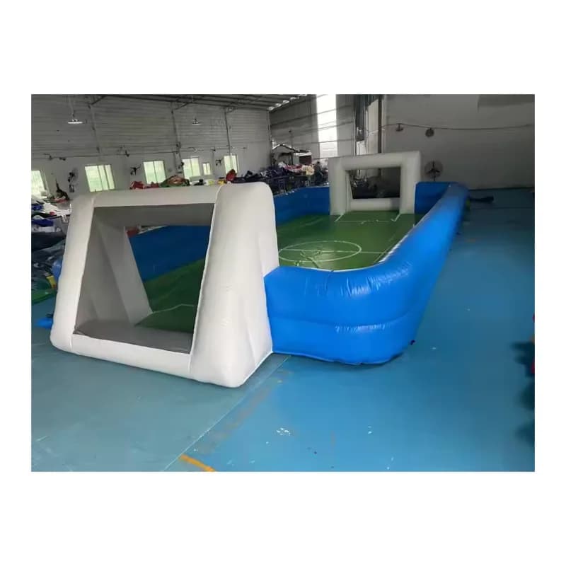 Jeu de football gonflable, jeu de sport sur terrain de football avec