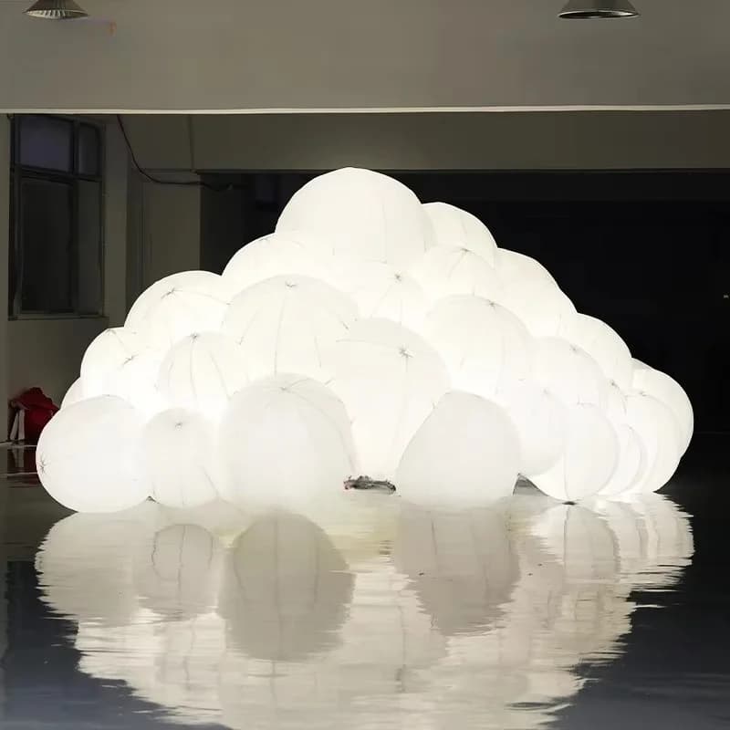 Installation d'art de nuage blanc gonflable Installation d'art de château gonflable blanc de nuage d