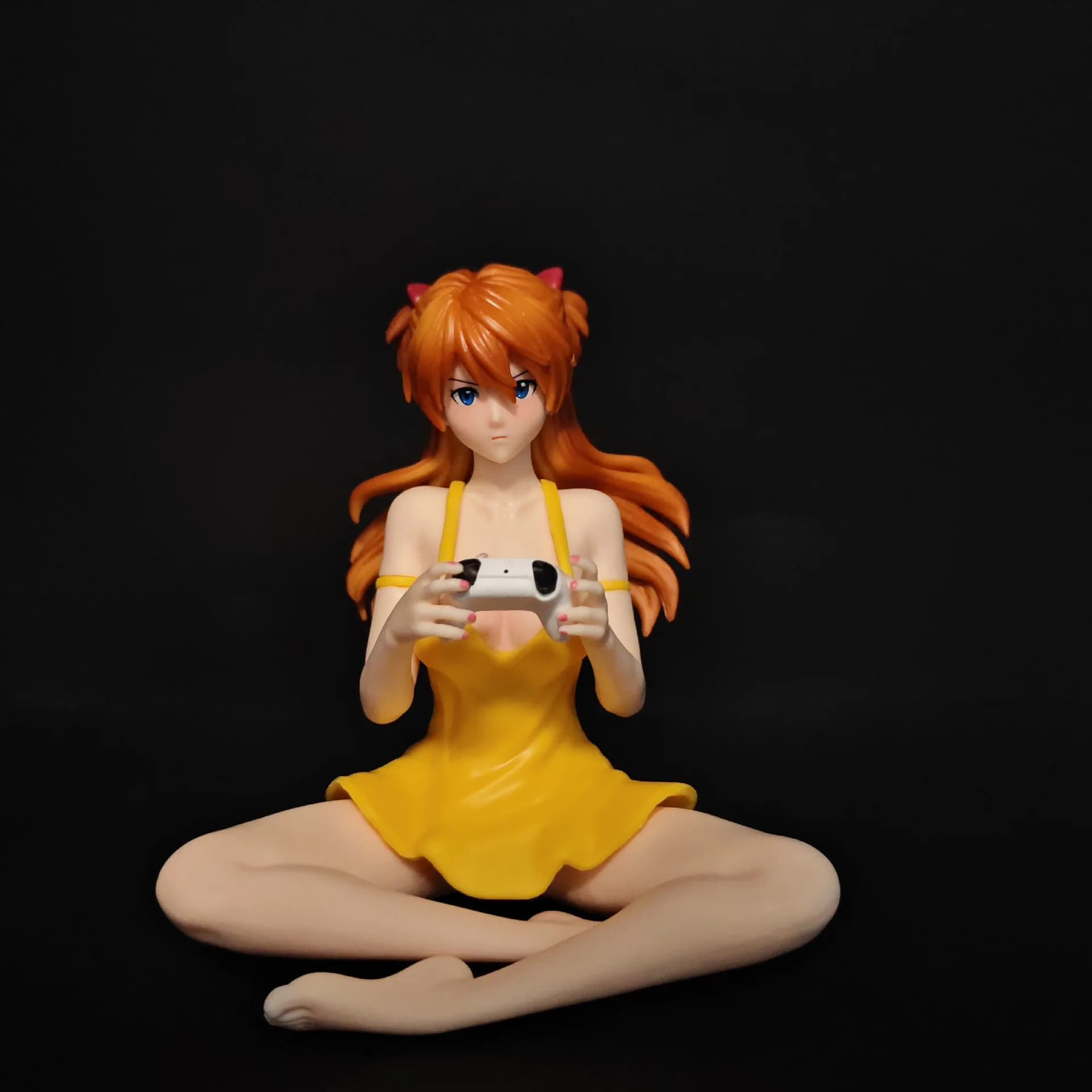 Figurine de jeu Ver Eva Kawaii Girl en robe jaune, pose assise, figurine d'action anime, modèle de c