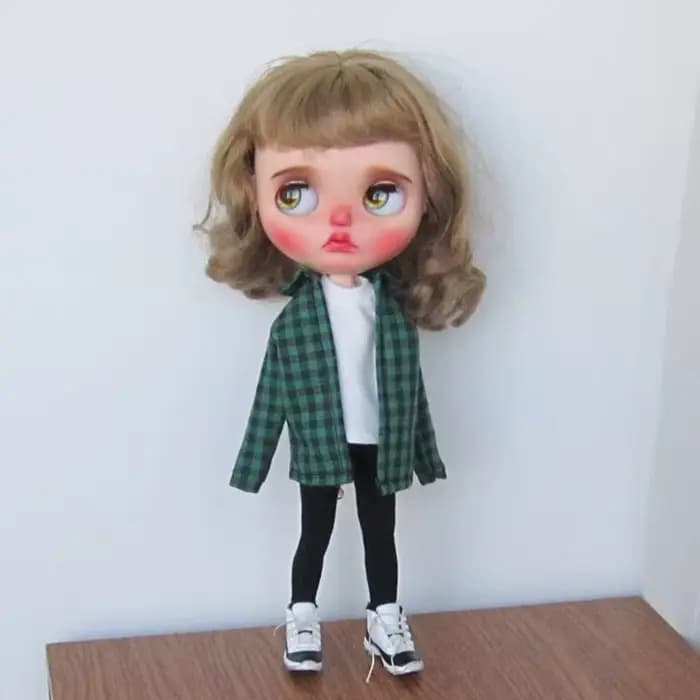 Nouveauté Vêtements Blyth Chemise verte faite à la main et T-shirt blanc pour poupées Blyth OB24 Azo