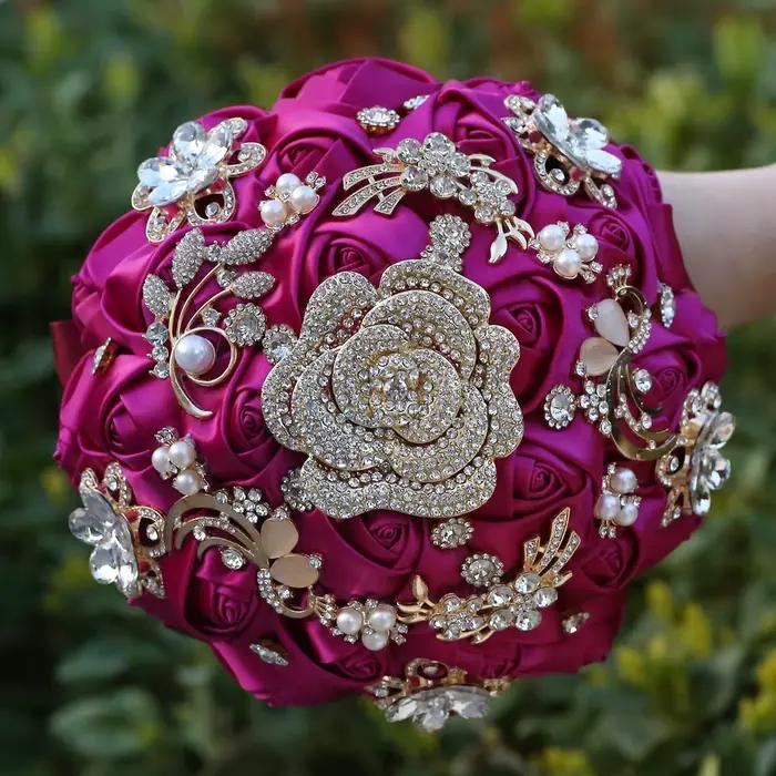 Bouquet de mariage rouge demoiselle d'honneur tenant des fleurs
