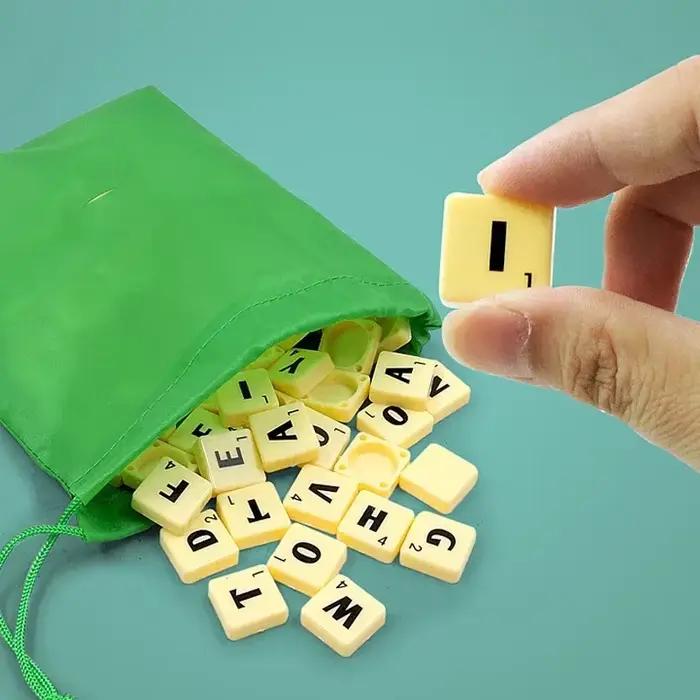 Jeu de société de scrabble avec boîte d'orthographe anglaise