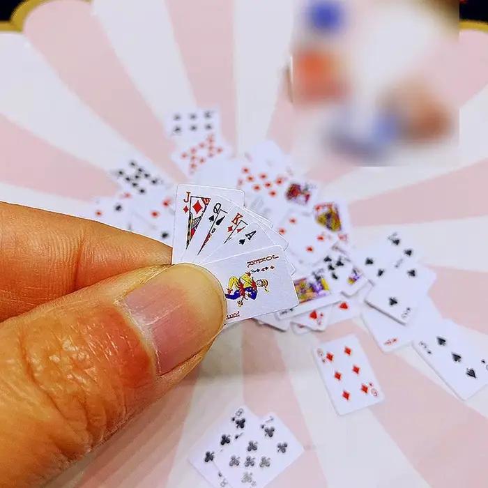 Mini Jeux de Cartes Poker Mignons Accessoire Décoration Maison de Poupées Jeu de Société Occasions Spéciales