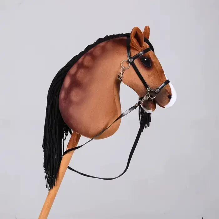 Cheval en peluche sur bâton fait main