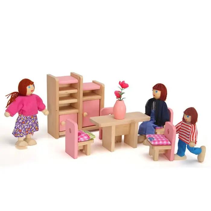 Figurines en bois multicolores pour maison de poupée