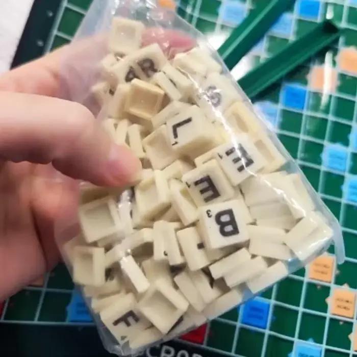 Jeu de société de scrabble avec boîte d'orthographe anglaise