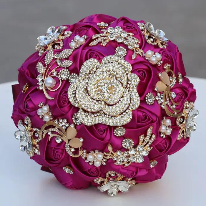 Bouquet de mariage rouge demoiselle d'honneur tenant des fleurs