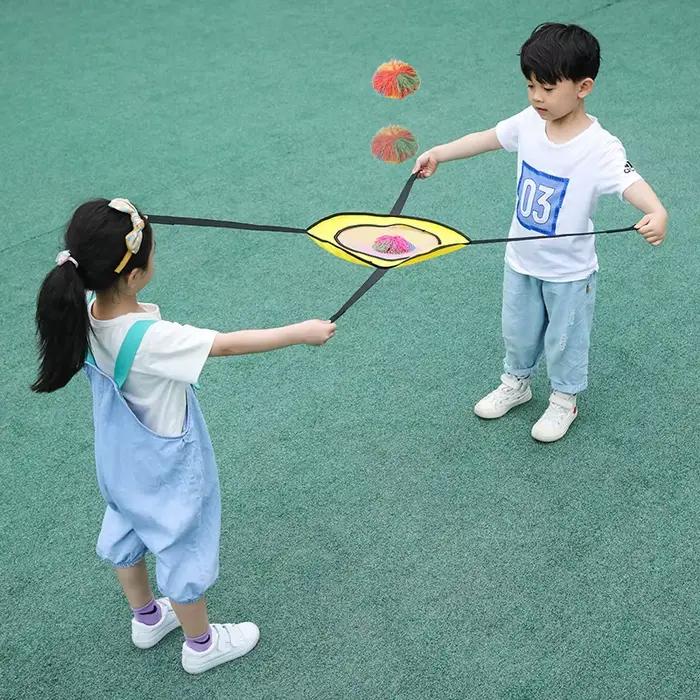 Jeu de lancer et d'attraper des balles pour enfants