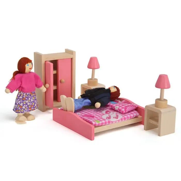 Figurines en bois multicolores pour maison de poupée