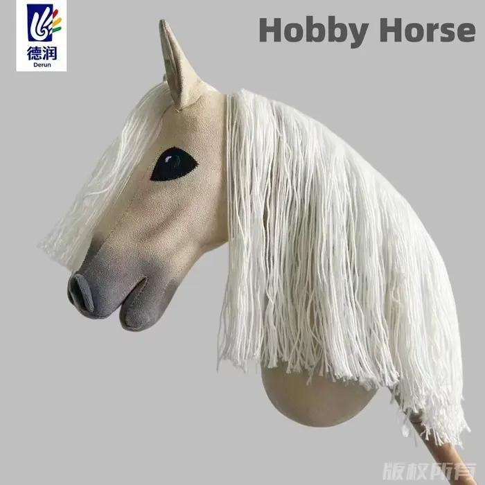 Cheval en peluche sur bâton fait main