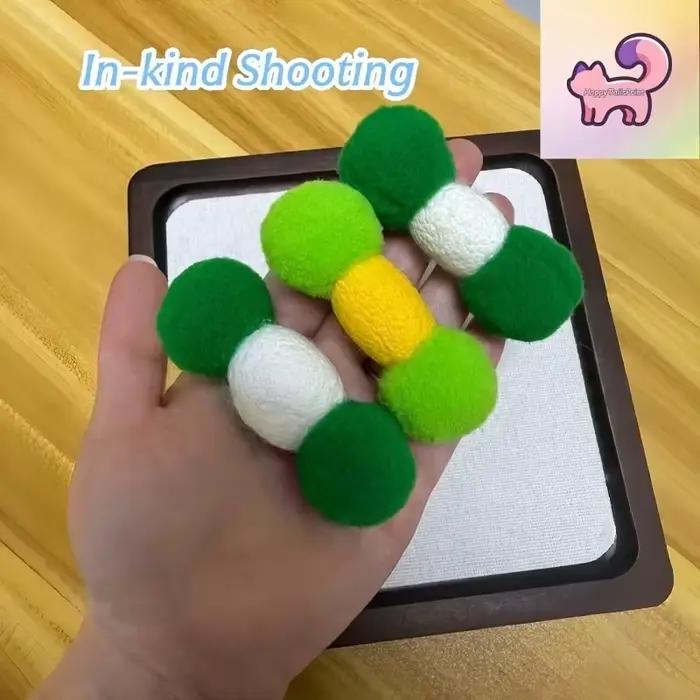 Deux lapins de compagnie libèrent leur joie grâce à des balles en feutre et des jouets en forme d'haltères avec clochettes intégrées - jouet de combat pour lapin à mordre -
