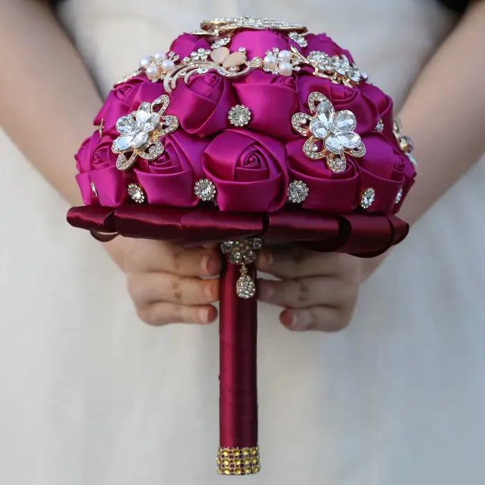 Bouquet de mariage rouge demoiselle d'honneur tenant des fleurs