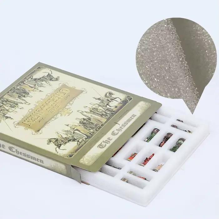 Un luxueux jeu de réunion de famille en pièces d'échecs avec un thème de personnage en métal. La boîte