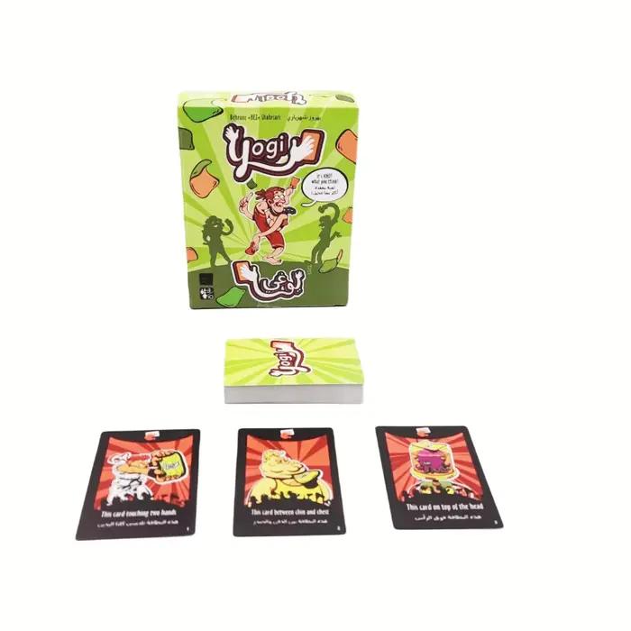 Yoga, contorsions folles du haut du corps. Jeux de cartes