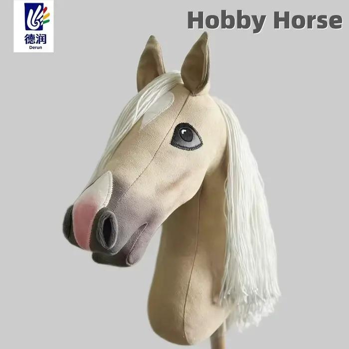 Cheval en peluche sur bâton fait main
