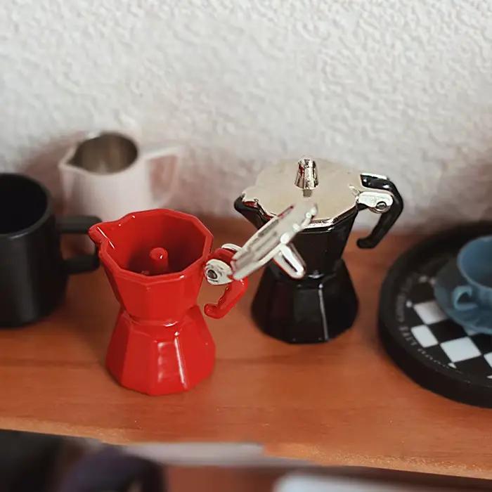 Maison de poupée miniature gris clair ou vert clair avec cafetière et ustensiles de cuisine pour jouets éducatifs et décorations de maison de poupée