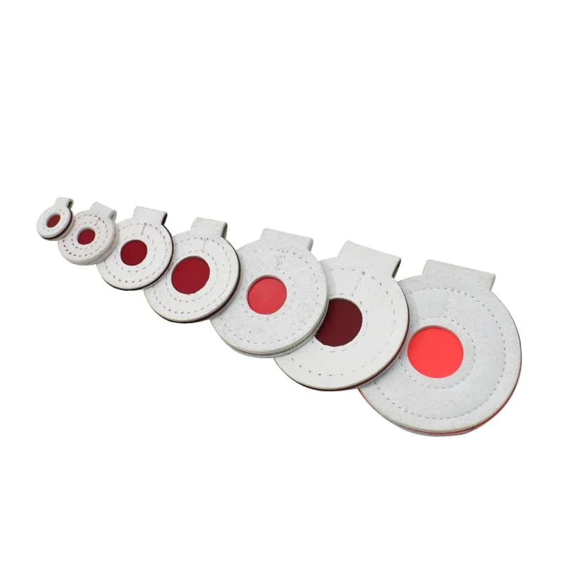 Un ensemble de fronde en cuir Durable, cible Super Bull's-Eye cousue à la main, rouge et blanc, équi
