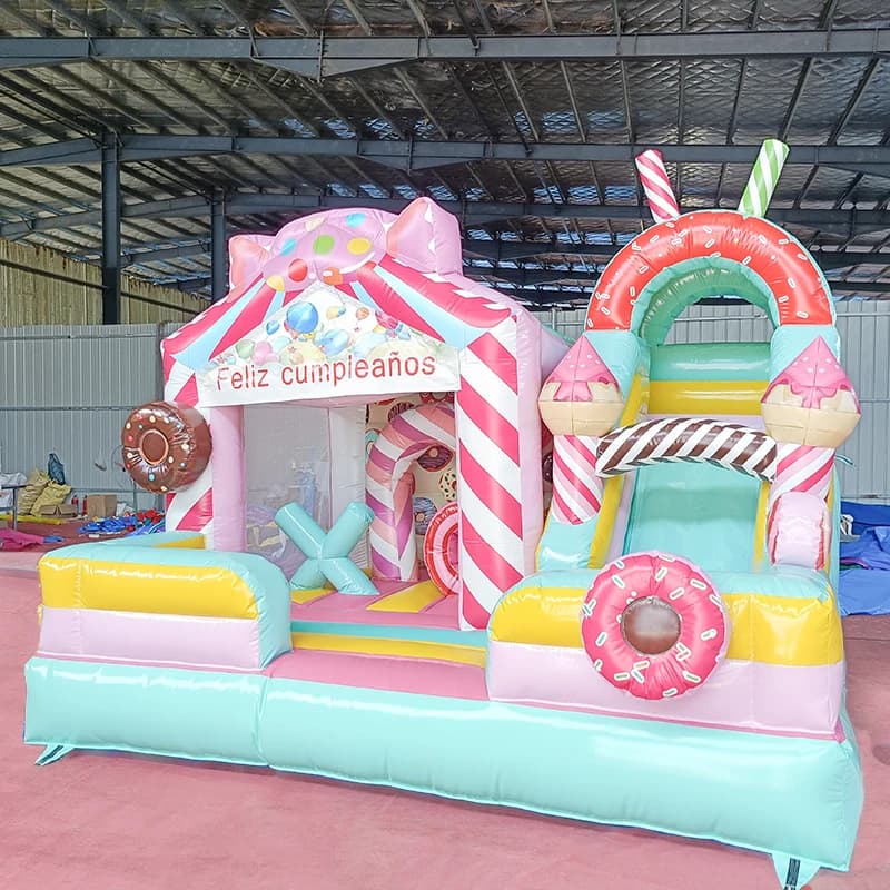 Structure gonflable combinée château gonflable et toboggan pour enfants, thème bonbons