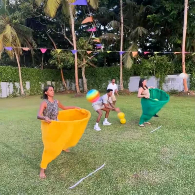 Enfant adulte grand-mère pantalon cour jeu marqueur cônes jeux champ réunion de famille géant en ple