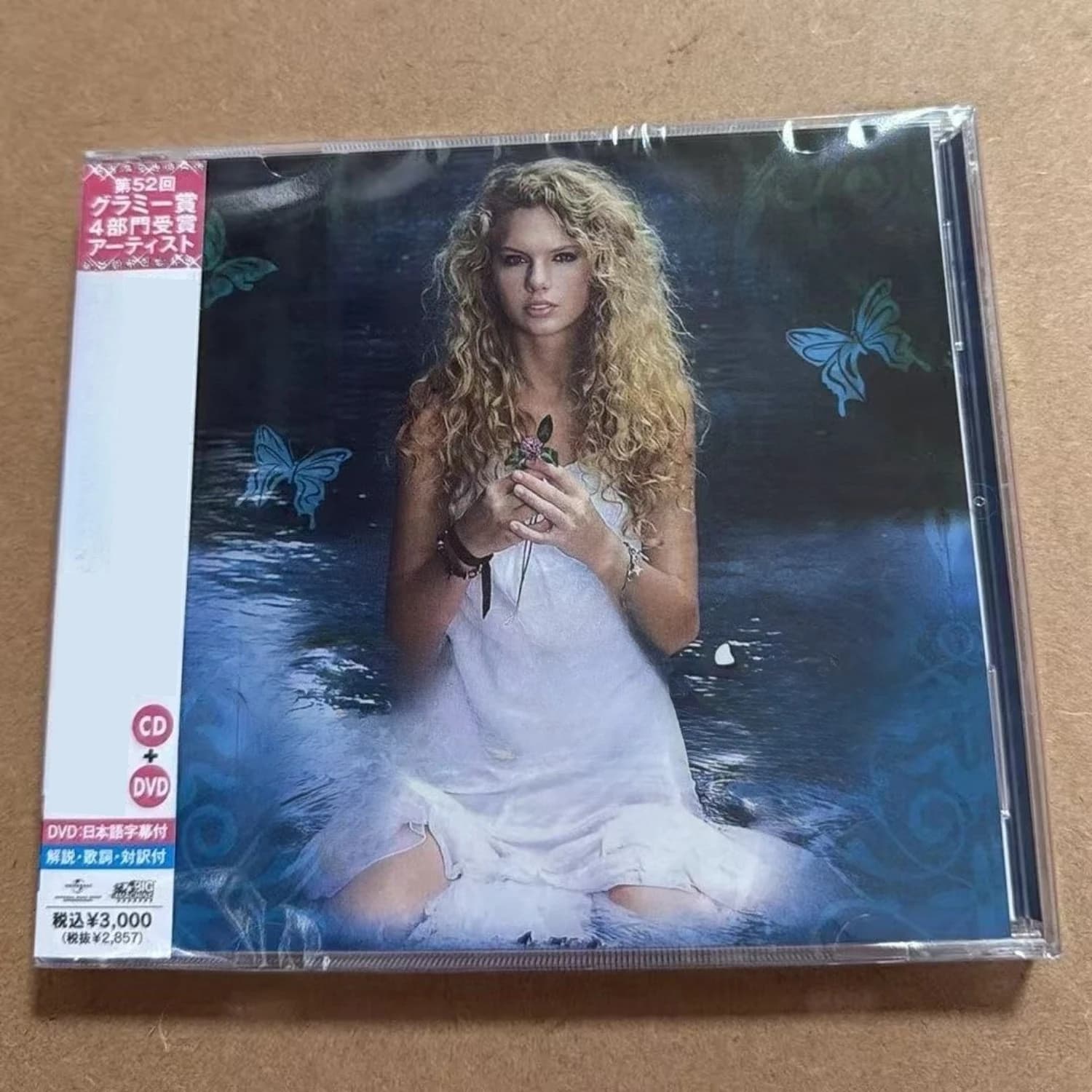 CD+DVD de pop country américain, fond bleu foncé, portrait de femme papillon, version japonaise, dis