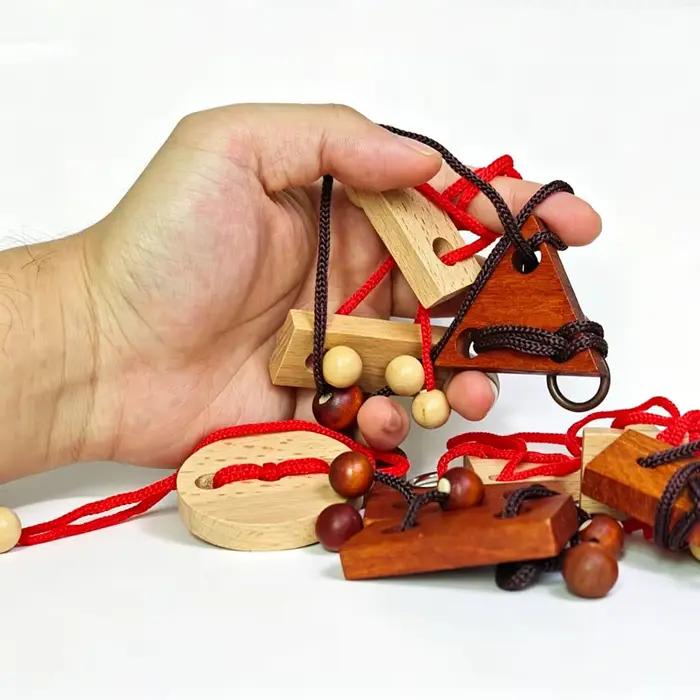 Puzzle de corde en bois pour enfiler les boucles