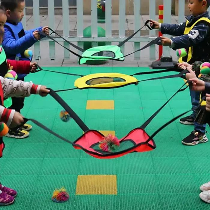 Jeu interactif de lancer et d'attraper pour deux personnes