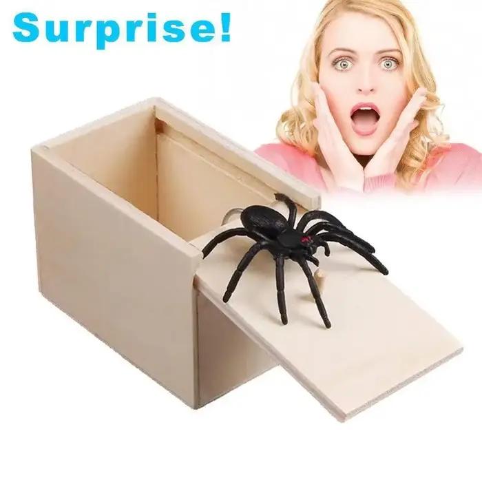 Boîte à surprises en bois blanche petite taille cadeau amusant pour blague et gag original lors de soirées anniversaires