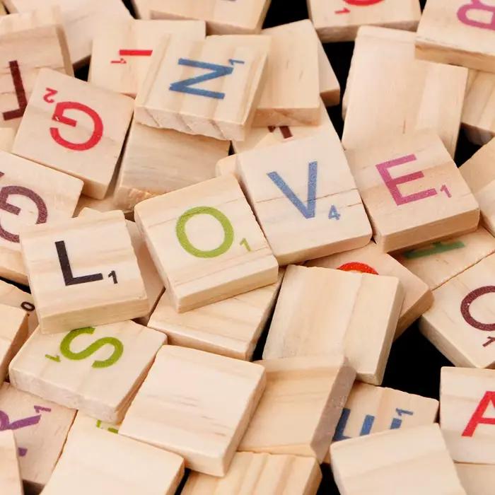 Ensemble de carreaux en bois lettres et chiffres colorés pour artisanat et éducation, 100 pièces pour jeux, activités familiales et cadeaux d'occasion spéciale