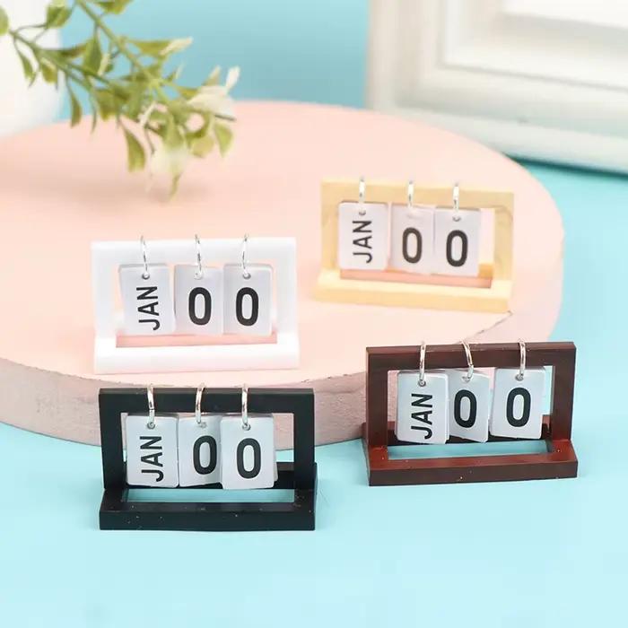 Calendrier miniature pour maison de poupée 1:12