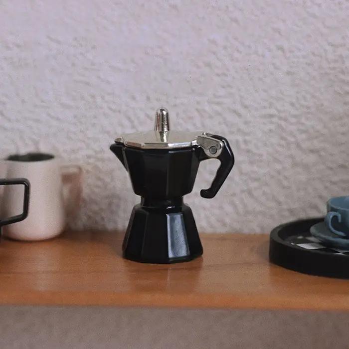 Maison de poupée miniature gris clair ou vert clair avec cafetière et ustensiles de cuisine pour jouets éducatifs et décorations de maison de poupée