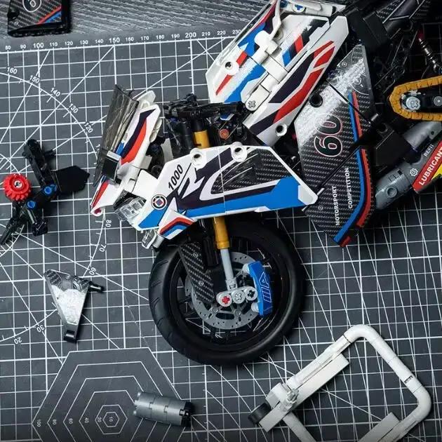 Ensemble de blocs de construction de moto à 8 moteurs de haute technologie