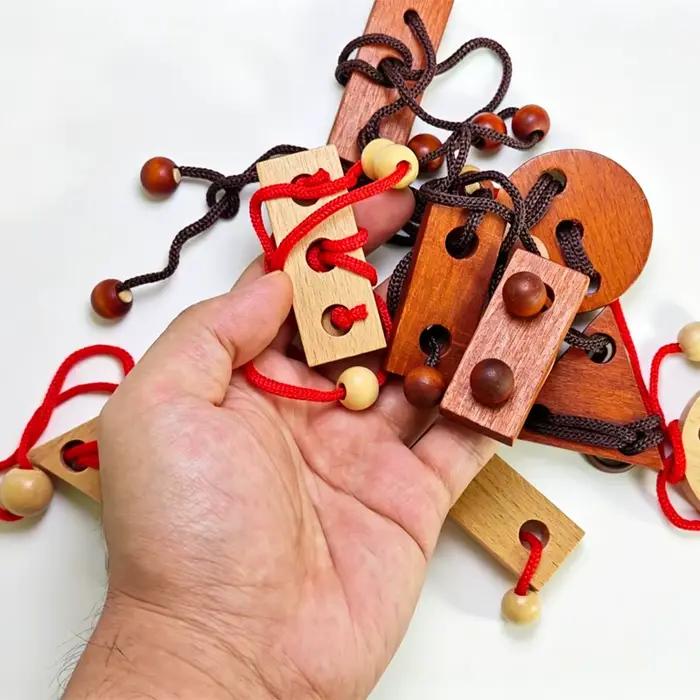 Puzzle de corde en bois pour enfiler les boucles