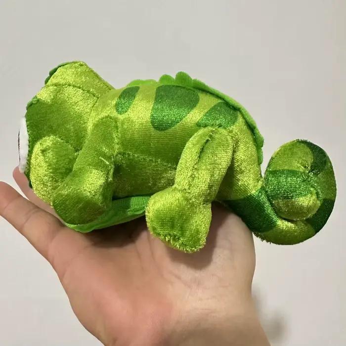 Poupées en peluche caméléon mignonnes assis sur les épaules