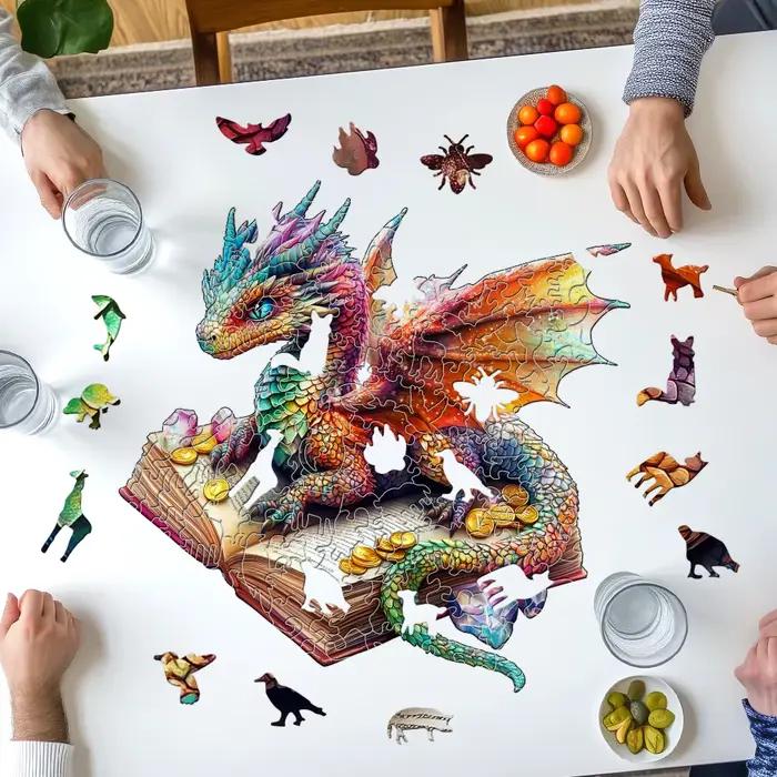 Puzzle en bois de Dragon couché sur un livre-défi formes d'animaux irrégulières