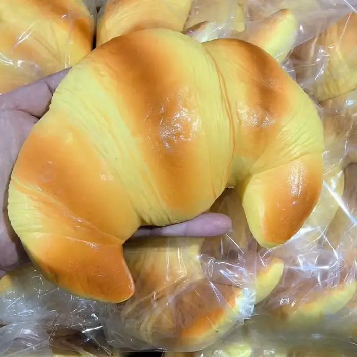 Jouet Squishy Croissant Réaliste, Jouet Créatif de Simulation Alimentaire à Presser, Jouet Anti-Stress Doux et Collant pour le Loisir et la Relaxation