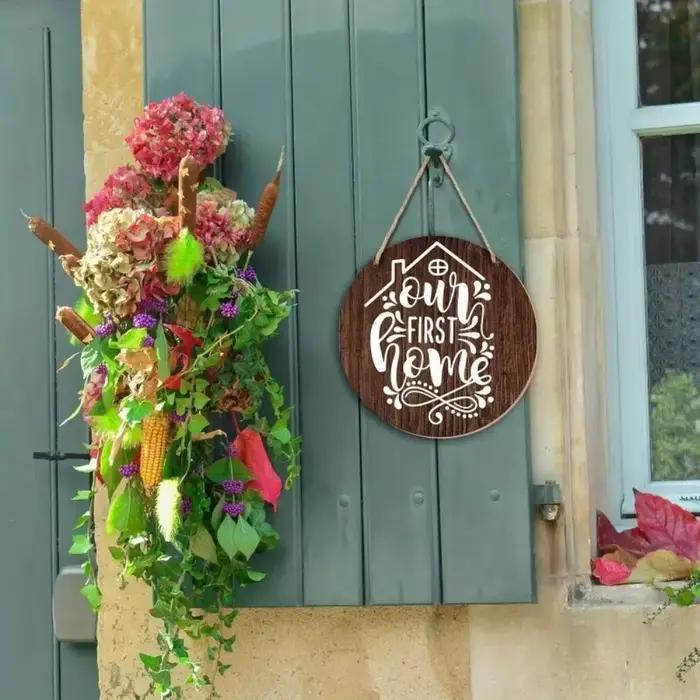 La maison vintage est une douce panneau circulaire en bois suspendu