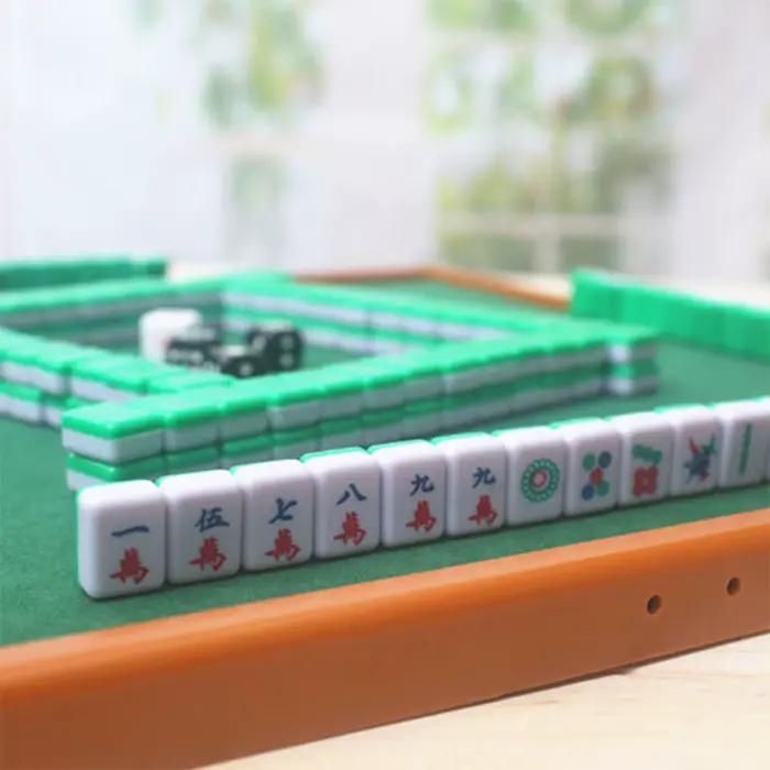 Ensemble de Mahjong acrylique portable avec table pliable pour familles et amis, jeu de voyage et divertissement en intérieur