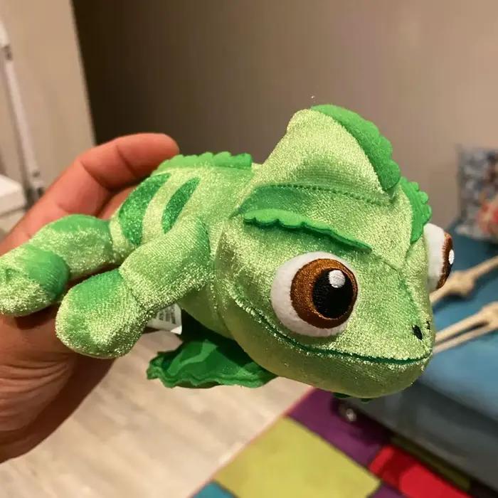Poupées en peluche caméléon mignonnes assis sur les épaules