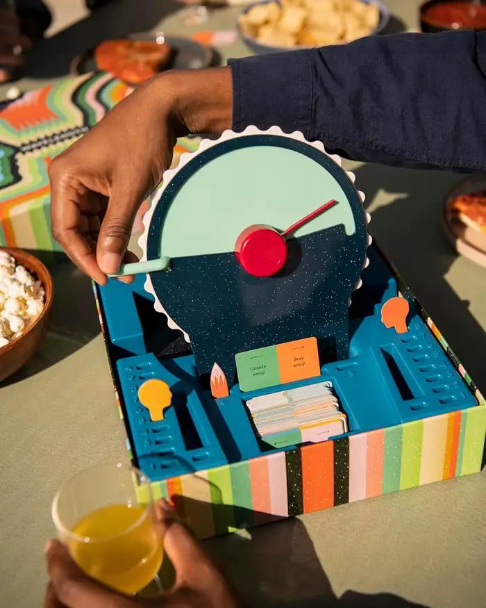 Longueur d'onde : un jeu de fête télépatique | Etats 14 ans plus | 2-12 joueurs | 30-45 minutes | Jeu de lecture