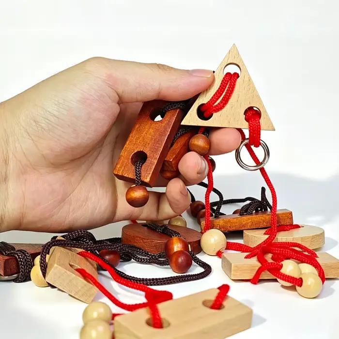 Puzzle de corde en bois pour enfiler les boucles