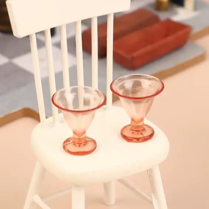 Accessoire maison de poupée mini verre de champagne en tissu blanc échelle 1/12 pour collectionneurs et décoration intérieure réaliste