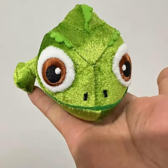 Poupées en peluche caméléon mignonnes assis sur les épaules