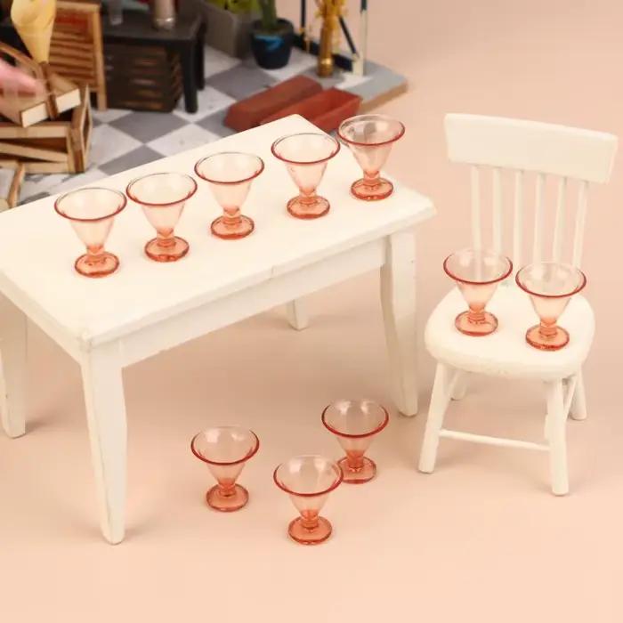 Accessoire maison de poupée mini verre de champagne en tissu blanc échelle 1/12 pour collectionneurs et décoration intérieure réaliste