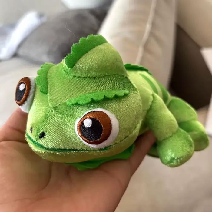 Poupées en peluche caméléon mignonnes assis sur les épaules